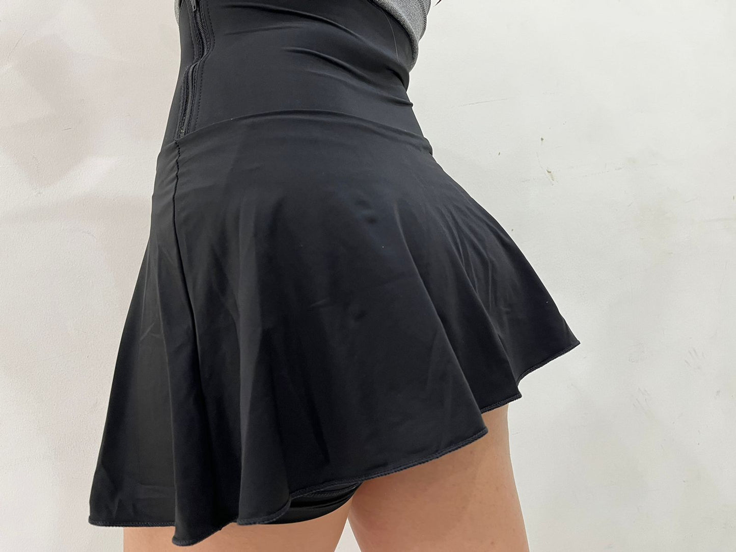 FALDA SHORT CON FAJÓN EN NEOPRENO